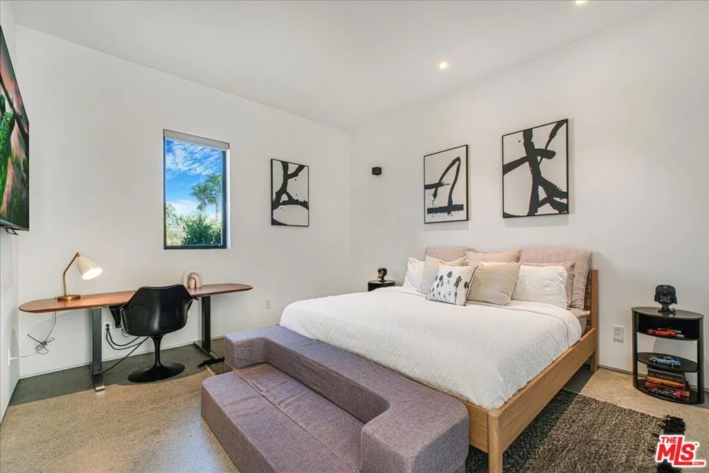 527 W Santa Catalina Road, Palm Springs, California 92262 home-pic-26